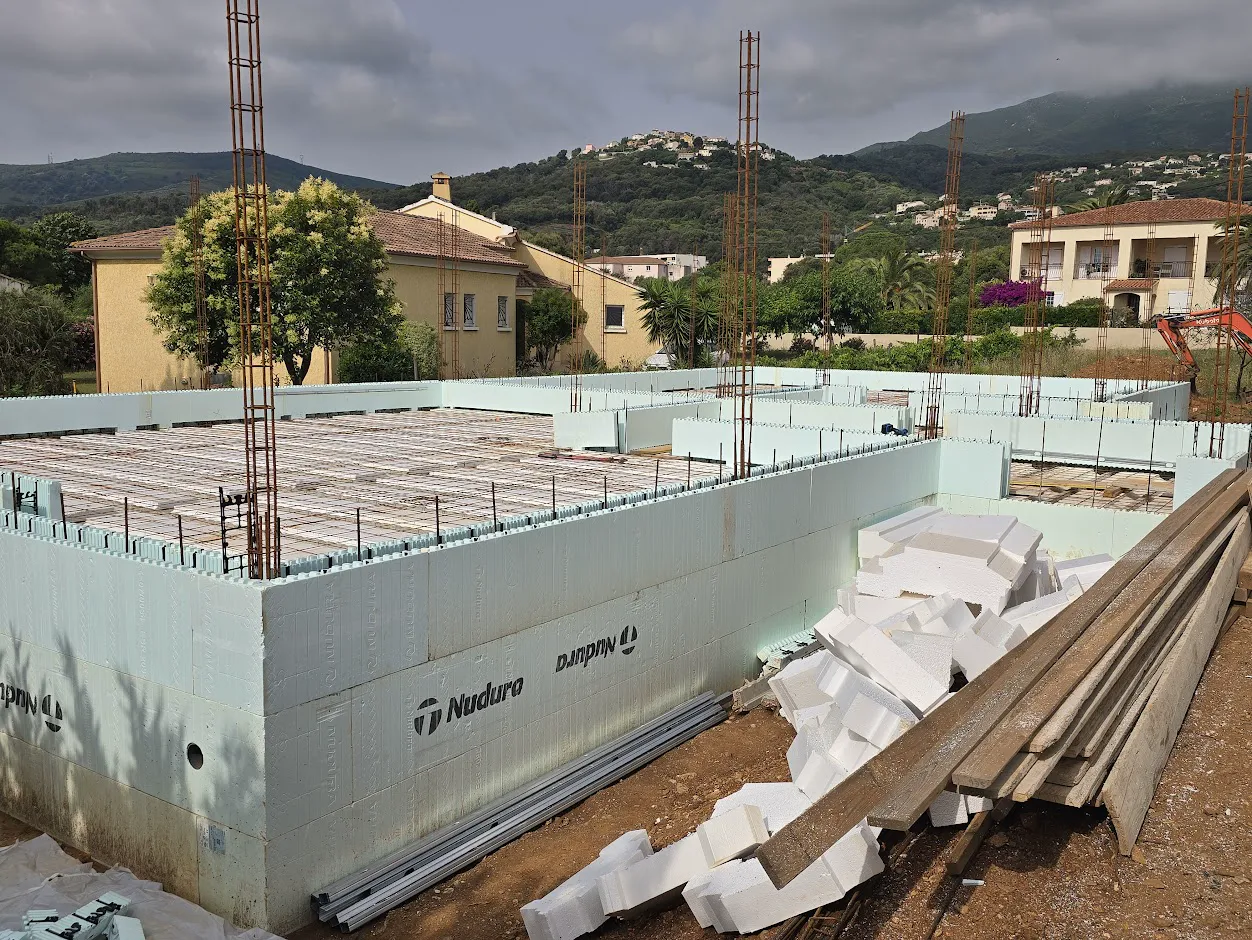 Les deux villas mitoyennes de Borgo, murs Nudura montés avant coulage du béton