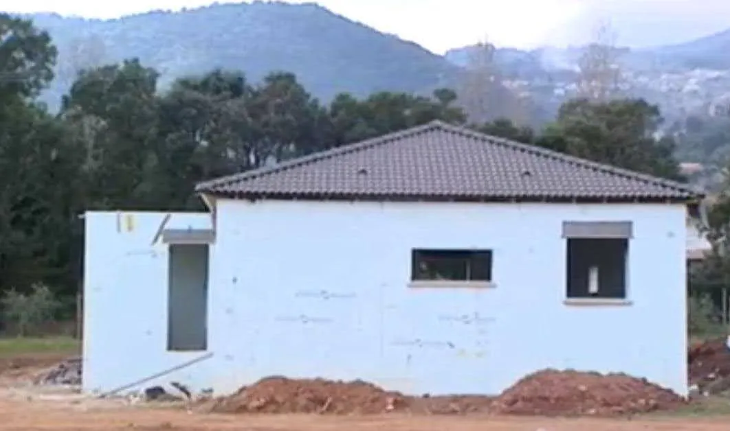 Villa en construction à Borgo, murs Nudura isolants avant enduit