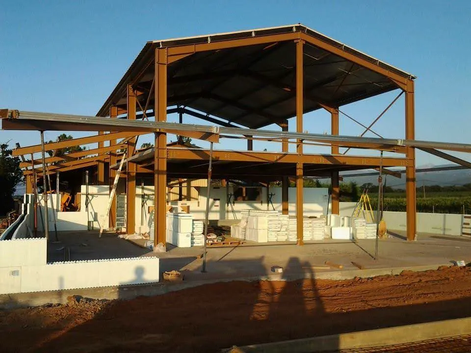 Extension d'une cave à vin à Tallone, charpente métallique et murs Nudura en cours de montage